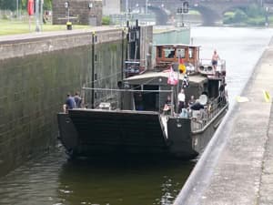 Der Reservist bei der Einfahrt in eine Schleuse