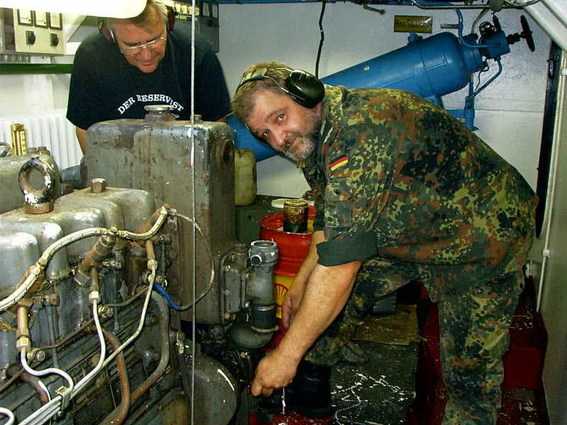 Matrosen bei der Arbeit im Maschinenraum